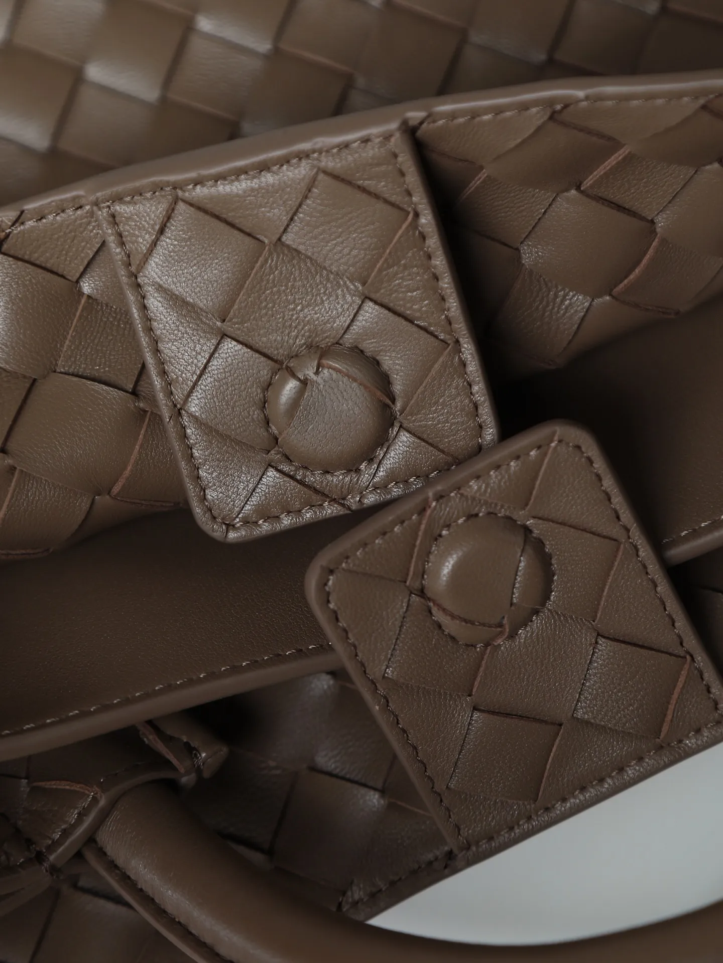 1550. Andiamo is shipping‼ ️Really popular🔥The new Andiamo woven handbag launched by Bottega Veneta this season is really popular all over the world! ! Celebrities at home and abroad have worn it, and Oscar-winning actress Michelle Yeoh has taken it out on the street. Song Jia, Trai Yala, Yu Feihong, Sanji Ayaka, Rosie Hunting-Whiteley, Yoshioka Riho, etc. have all worn this bag. It is classic and versatile and shows off your temperament, and the bag capacity is also large, which is very convenient for daily commuting! ! A variety of carrying methods, the shoulder straps can be adjusted by yourself, the original lambskin feels soft and delicate, and the unisex style breaks gender boundaries and brings a more practical and longer-lasting use experience. Andiamo, which has both elegant and casual styles, perfectly interprets the true appearance of "fashionable old money style". Style number: 766016 Size: 32*24*12